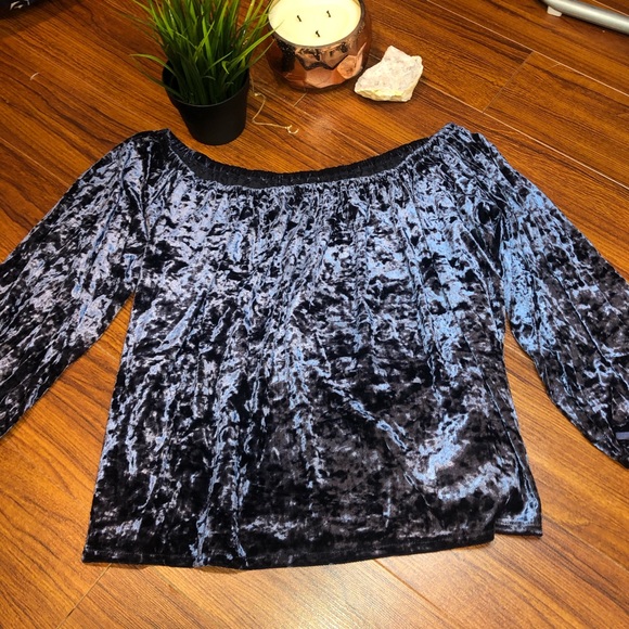✨ 2/$30 ✨CRUSHED VELVET OFF THE SHOULDER BLOUSE ✨ - Picture 2 of 3